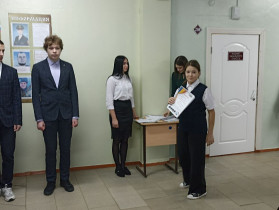 Линейка, посвящëнная началу учебной недели и выносу Государственного флага Российской Федерации.